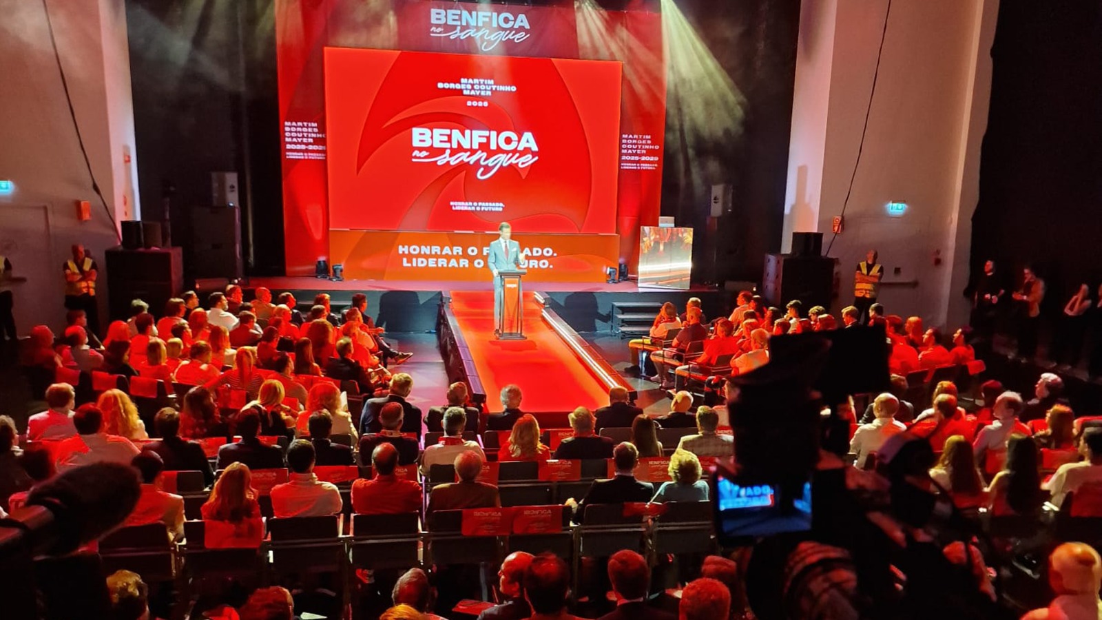 Martim Mayer apresentou candidatura à presidência do Benfica com António Simões ao seu lado